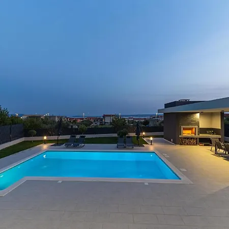 Holiday home Lovely In Kastel Stari With Kitchen