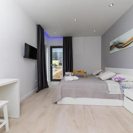 Awesome In Kastel Stari W/ Outdoor Swimming Pool&4 Bedrooms * Kaštela