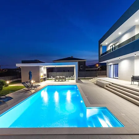 Vakantiehuis Awesome In Kastel Stari W/ Outdoor Swimming Pool&4 Bedrooms *