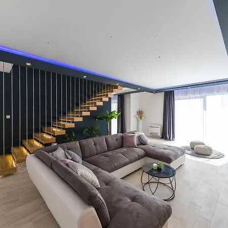 Vakantiehuis Awesome In Kastel Stari W/ Outdoor Swimming Pool&4 Bedrooms Kaštela
