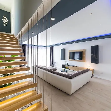 Awesome In Kastel Stari W/ Outdoor Swimming Pool&4 Bedrooms Kaštela