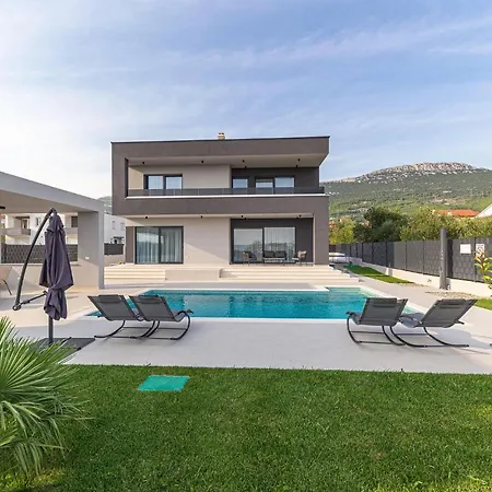 Holiday home Lovely In Kastel Stari With Kitchen *