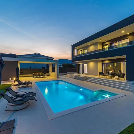 4 Bedroom Stunning In Kastel Stari 別荘