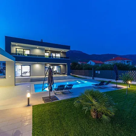 Awesome In Kastel Stari W/ Outdoor Swimming Pool&4 Bedrooms Kaštela