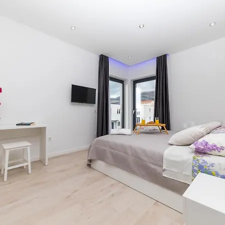 Awesome In Kastel Stari W/ Outdoor Swimming Pool&4 Bedrooms * Kaštela