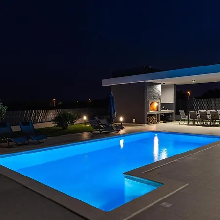 4 Bedroom Stunning In Kastel Stari 別荘 *